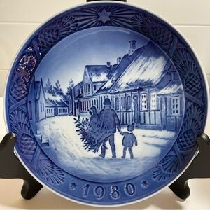 1980 Royal Copenhagen BRINGING HOME THE CHRISTMAS TREE Kaj Lange Denmark